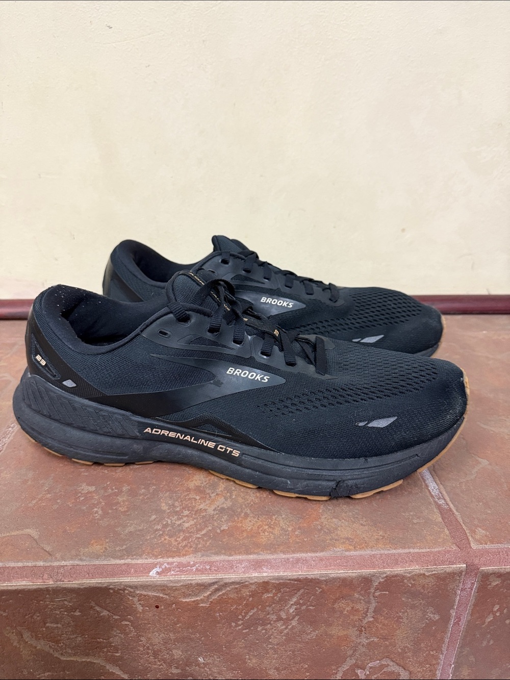 Brooks Men's Adrenaline GTS 23 Running Sneakers